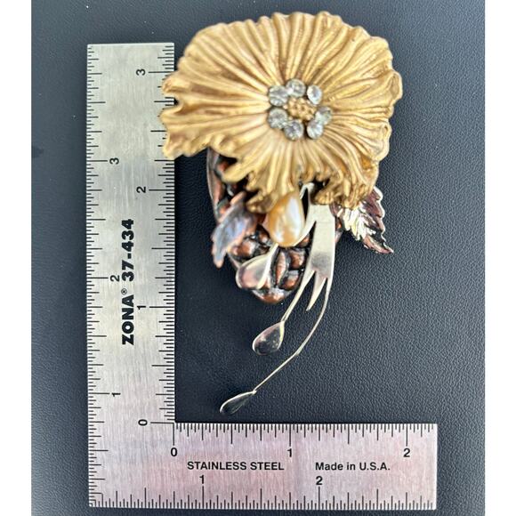 Vintage Flower Clip Earrings Rhinestone Lightweight Gold Tone Plastic Costume - Picture 4 of 5